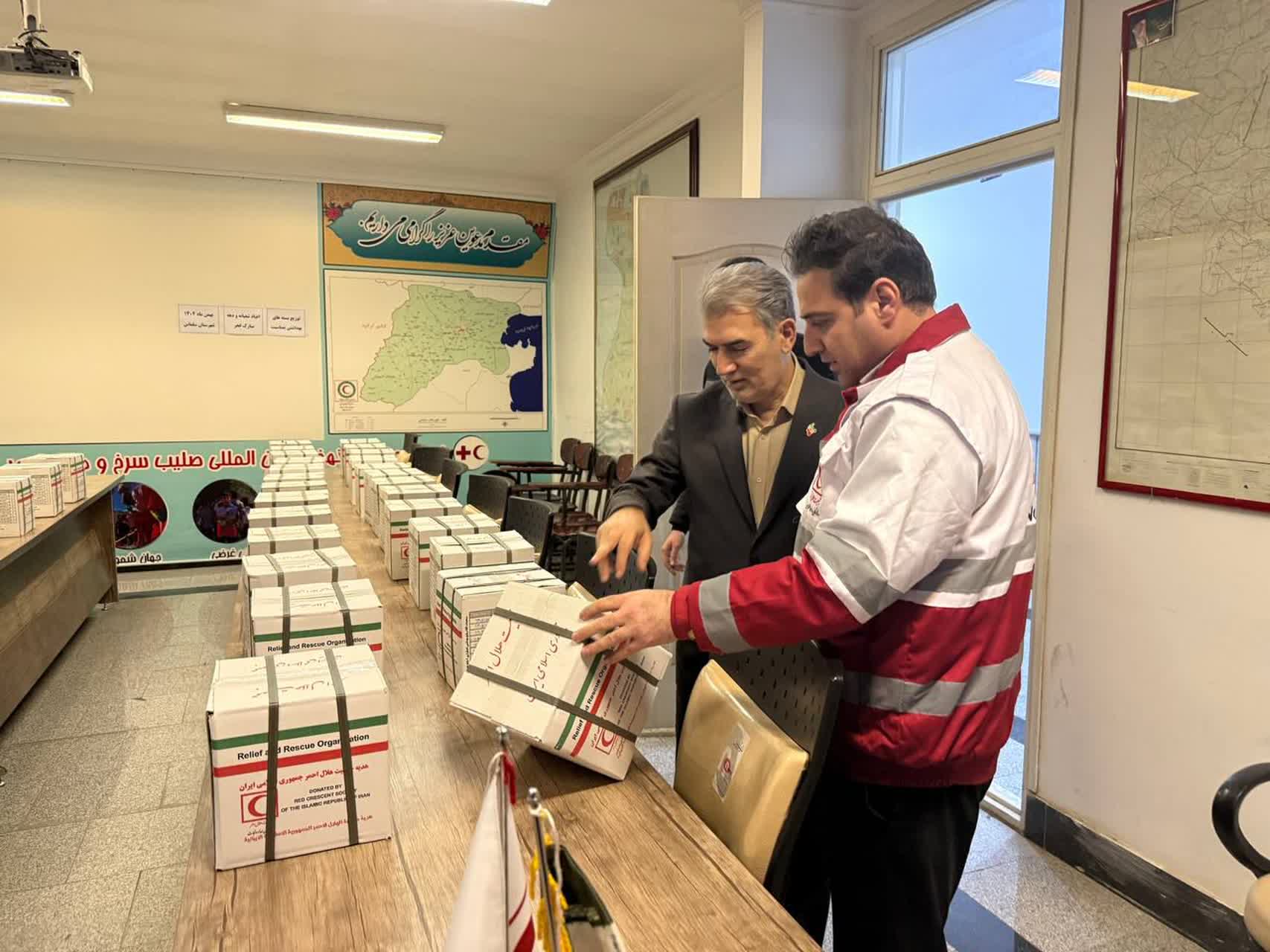 🔹آغاز کمک‌های انسان‌دوستانه در دهه فجر؛ آماده‌سازی 50 بسته معیشتی توسط داوطلبان هلال‌احمر سلماس