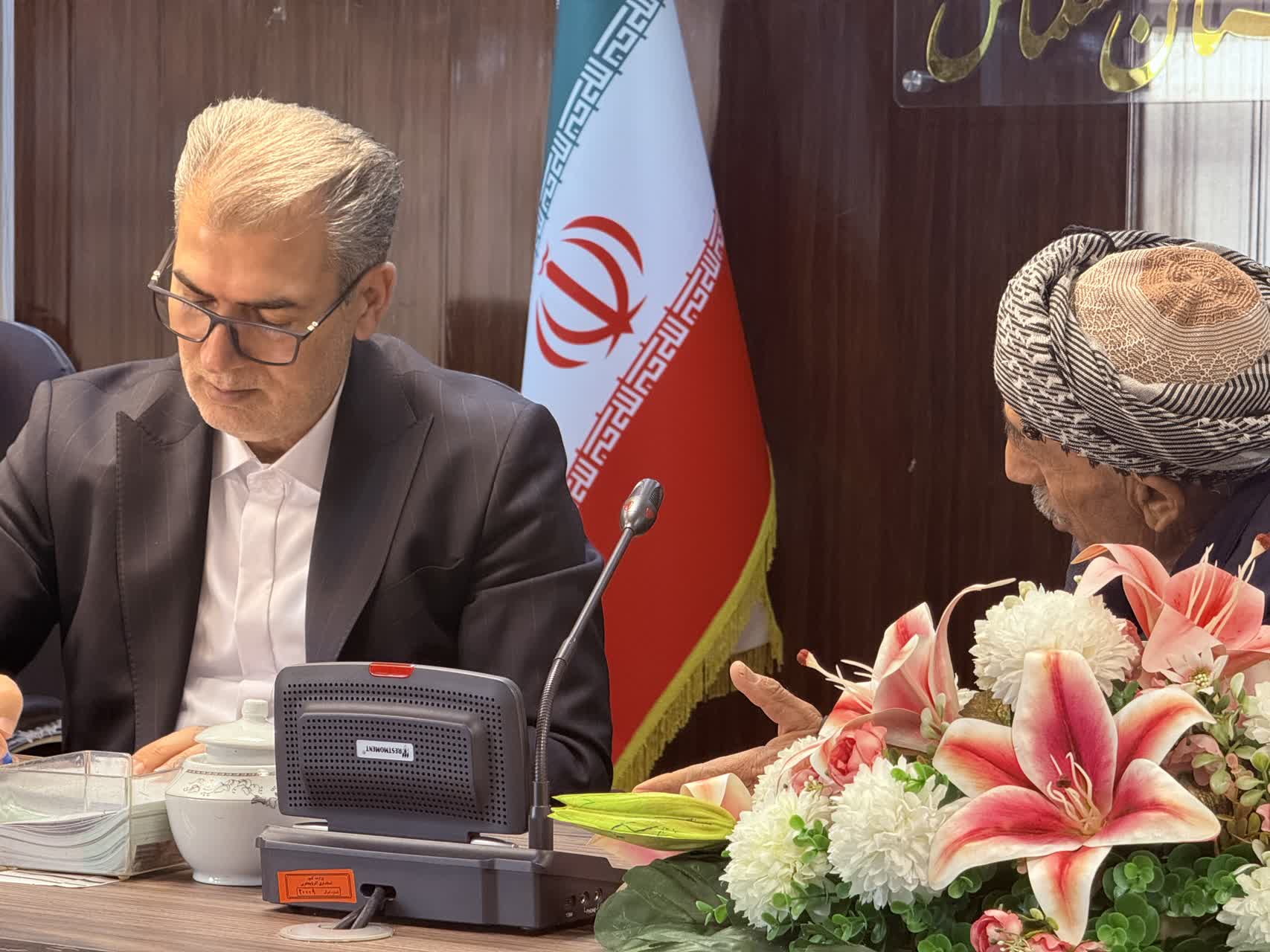 تعطیلی ادارات، مانع خدمت نشد؛ تداوم ملاقات‌های مردمی فرماندار سلماس ‌