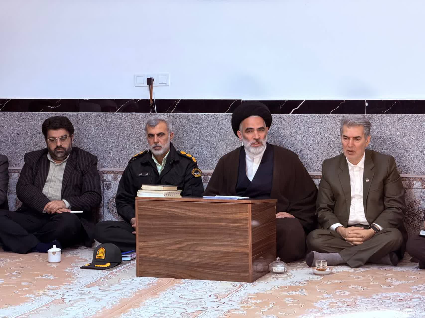 جلسه شورای فرهنگ عمومی شهرستان سلماس با حضور فرماندار، امام جمعه و اعضای این شورا در محل دفتر امام جمعه برگزار شد