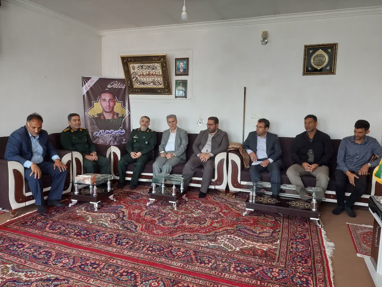 فرماندار سلماس به همراه فرمانده سپاه این شهرستان و مدیرکل دفتر امور روستایی و شوراهای استانداری آذربایجانغربی با حضور در منزل خانواده شهید والامقام مکرم عظیمی با خانواده این شهید سرافراز دیدار و گفت