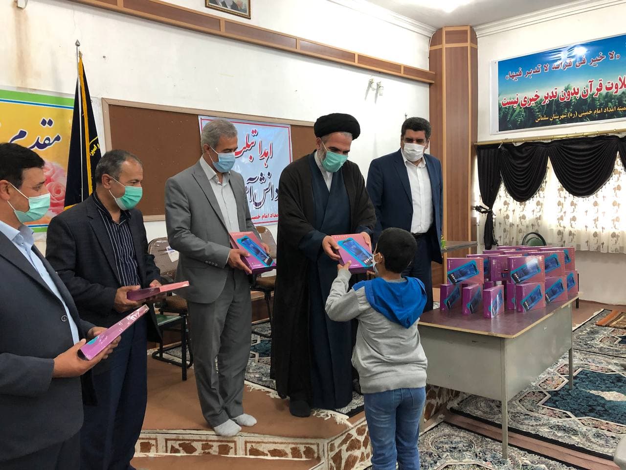 اهدای۳۰ دستگاه تبلت به دانشآموزان مددجوی کمیته امداد امام خمینی(ره) سلماس