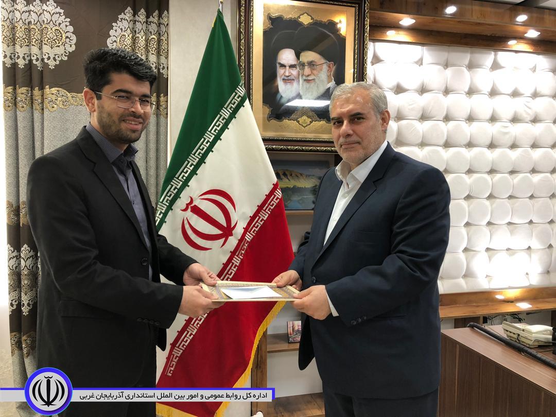 تجلیل از مسئول روابط عمومی فرمانداری شهرستان سلماس
