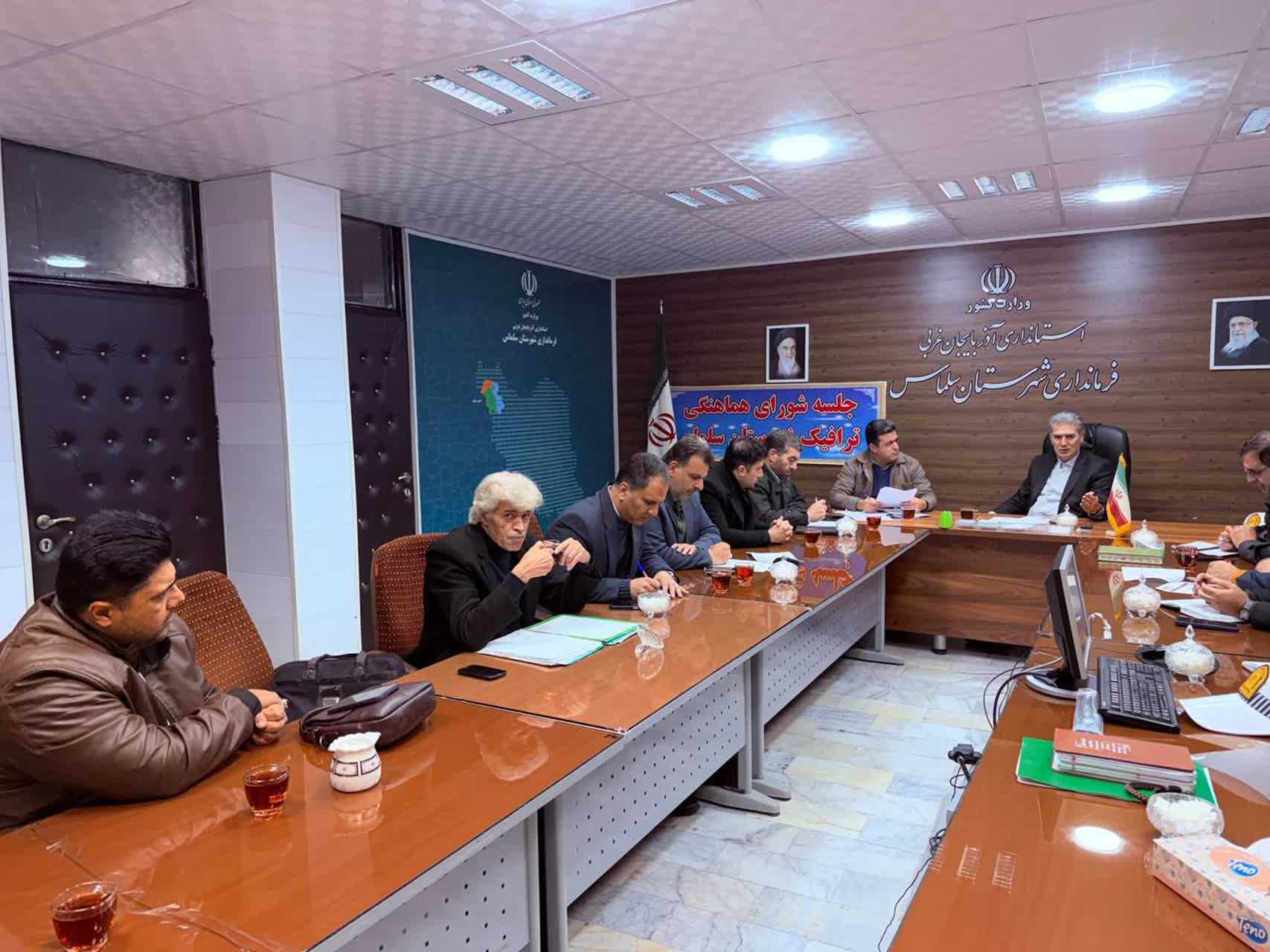 جلسه شورای هماهنگی ترافیک با حضور فرماندار، اعضای شورا و نمایندگان دستگاه‌های اجرایی برگزار و مهم‌ترین مسائل و چالش‌های ترافیکی سطح شهر مورد بررسی قرار گرفت.