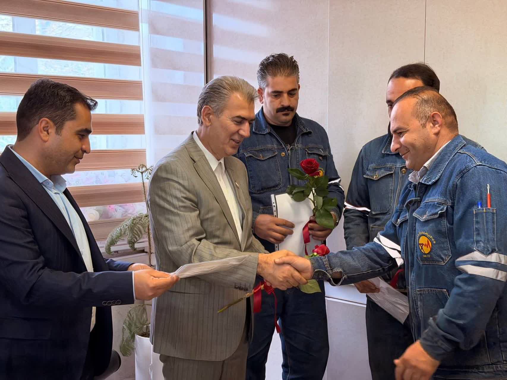 به مناسبت روز جهانی سیمبان  آیین تجلیل از سیمبانان مدیریت توزیع نیروی برق شهرستان سلماس با حضور فرماندار برگزار شد