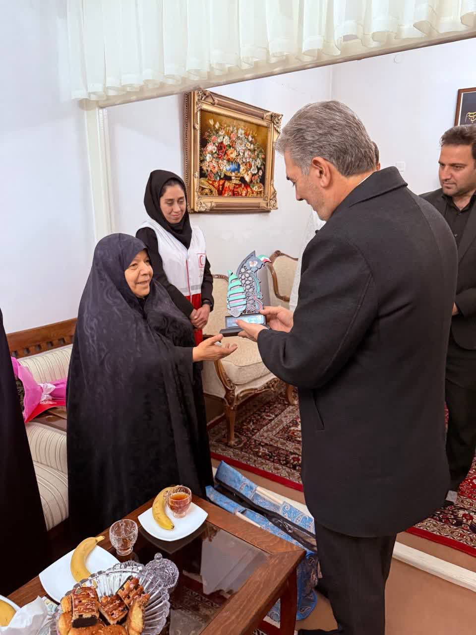 دیدار فرماندار شهرستان با همسر شهید رحمتی