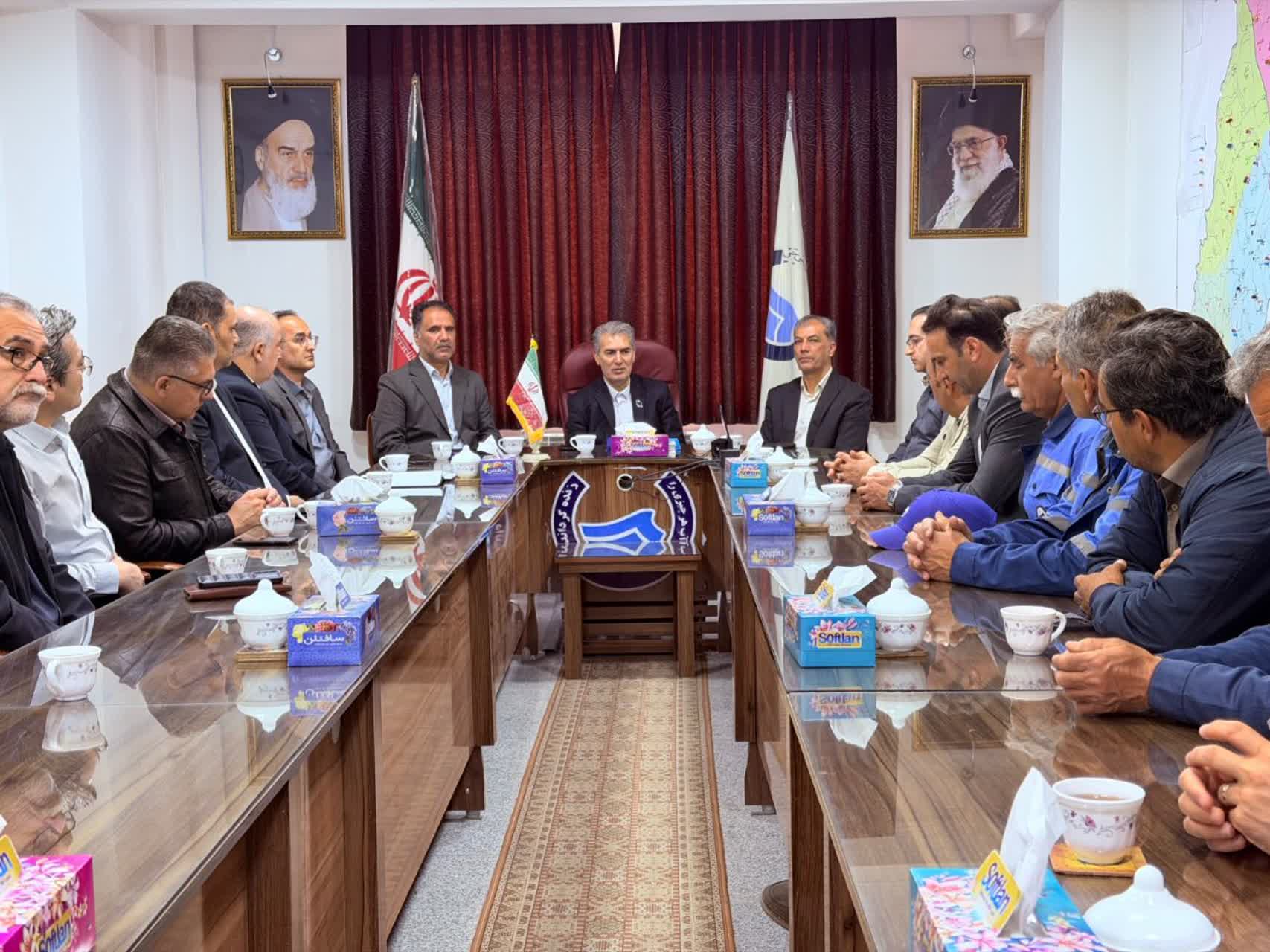 مراسم گرامیداشت هفته کارگر و تجلیل از کارگران نمونه شرکت آب و فاضلاب شهرستان سلماس با حضور علائی فرماندار این شهرستان و نماینده کارگران برگزار شد.