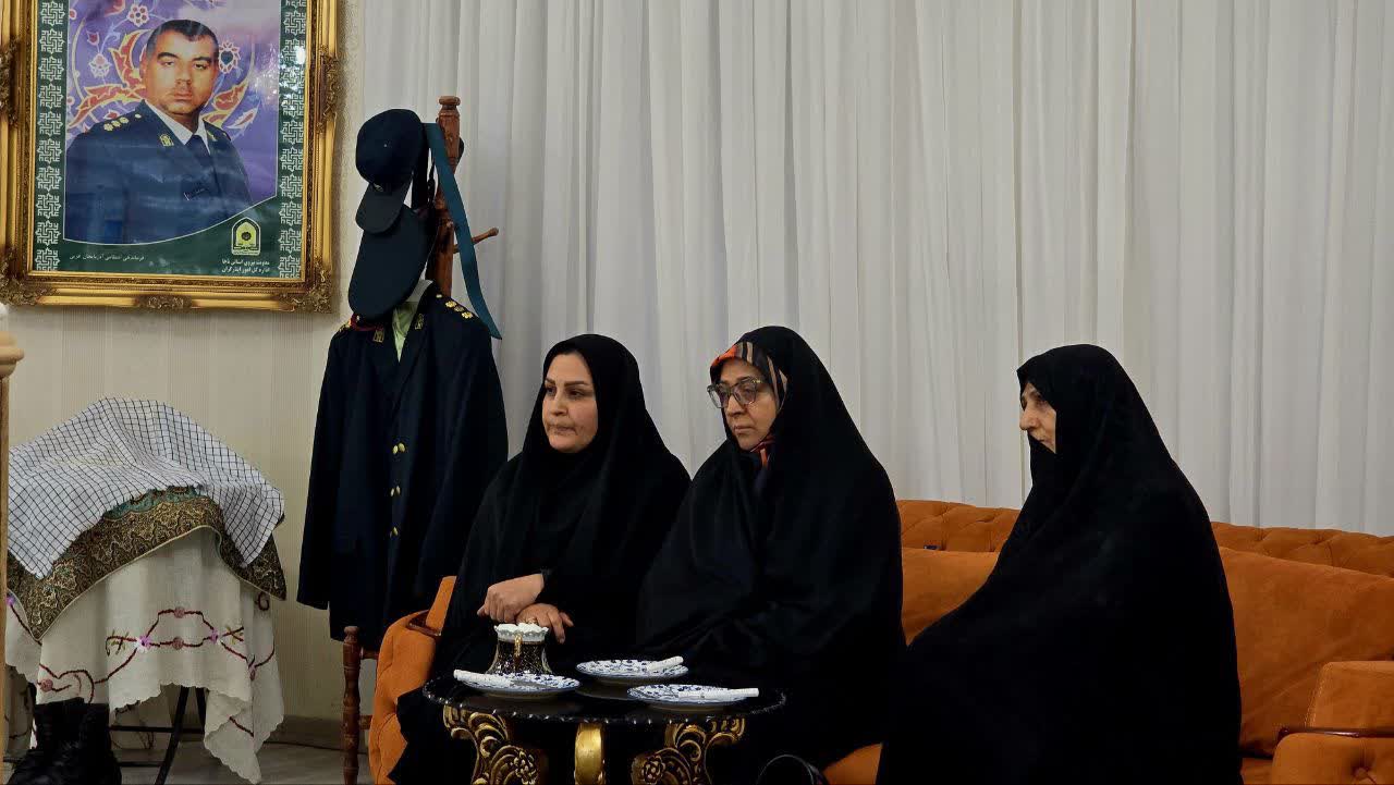 🌷دیدار فرماندار سلماس با خانواده شهید اسماعیل زارع و رونمایی از کتاب «هفتاد گلوله، یک اسما