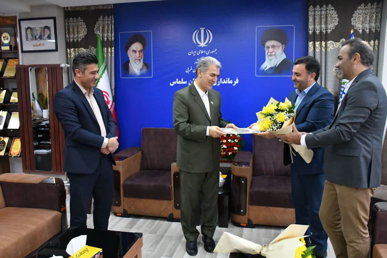 تجلیل از حامیان برگزاری مسابقات هندبال کشوری در سلماس