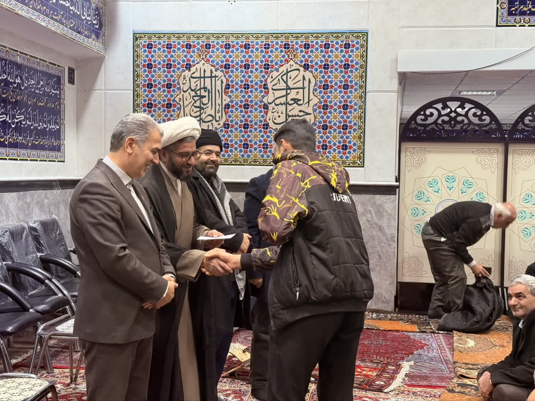 🔹️فرماندار سلماس در مراسم نماز جماعت مسجد حضرت علی‌اصغر (ع) حاضر شد و با ایراد سخنرانی، از بسیجیان پایگاه شهید شجاعی تجلیل کرد