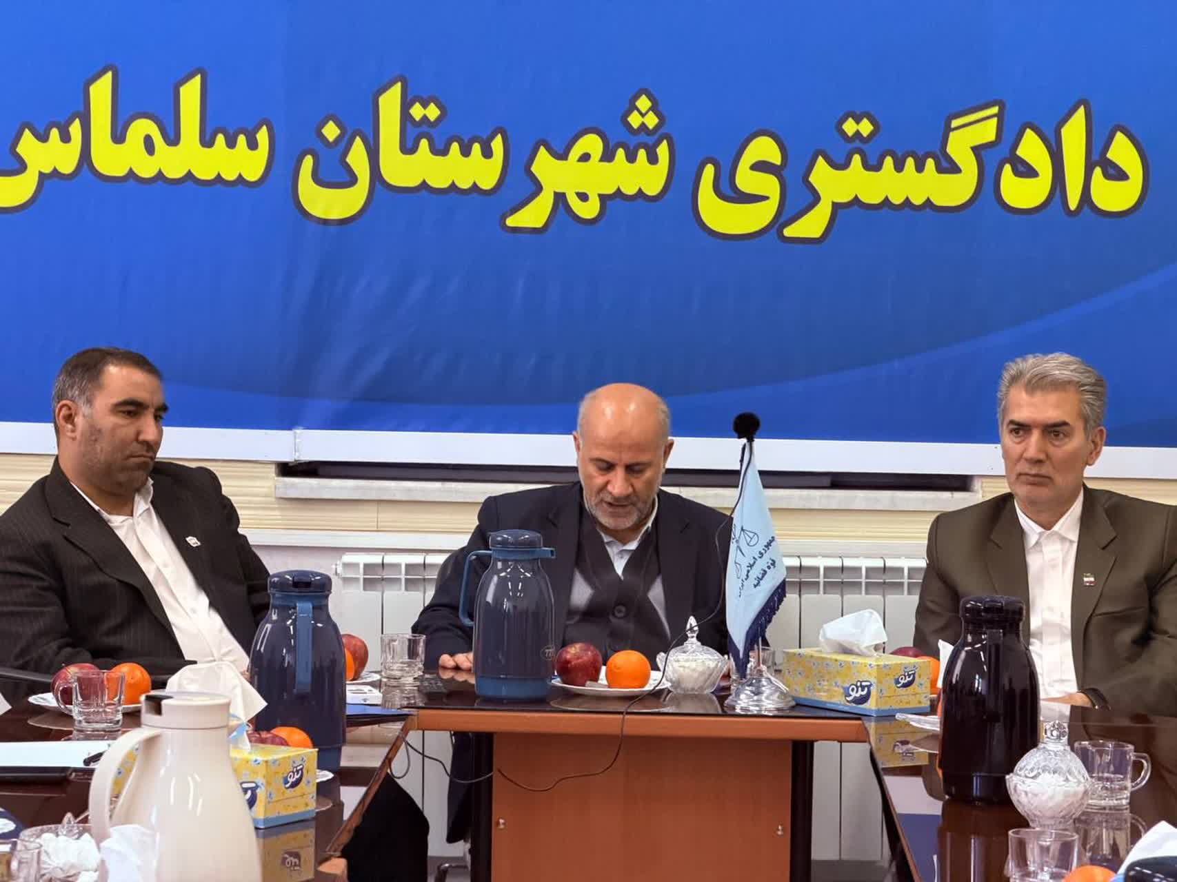 جلسه هماهنگی برگزاری جشن گلریزان شهرستان سلماس با حضور فرماندار، رئیس دادگستری، دادستان عمومی و انقلاب و جمعی از روسای ادارات مرتبط برگزار شد.