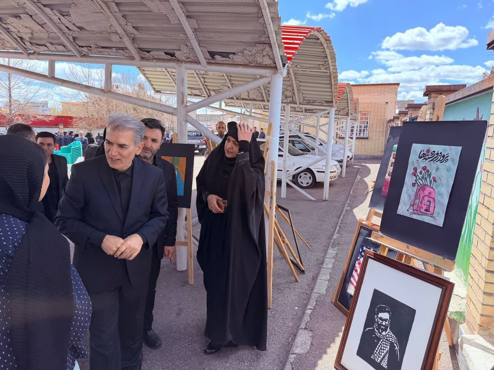 بازدید فرماندار سلماس از نمایشگاه نقاشی دانش‌آموزان