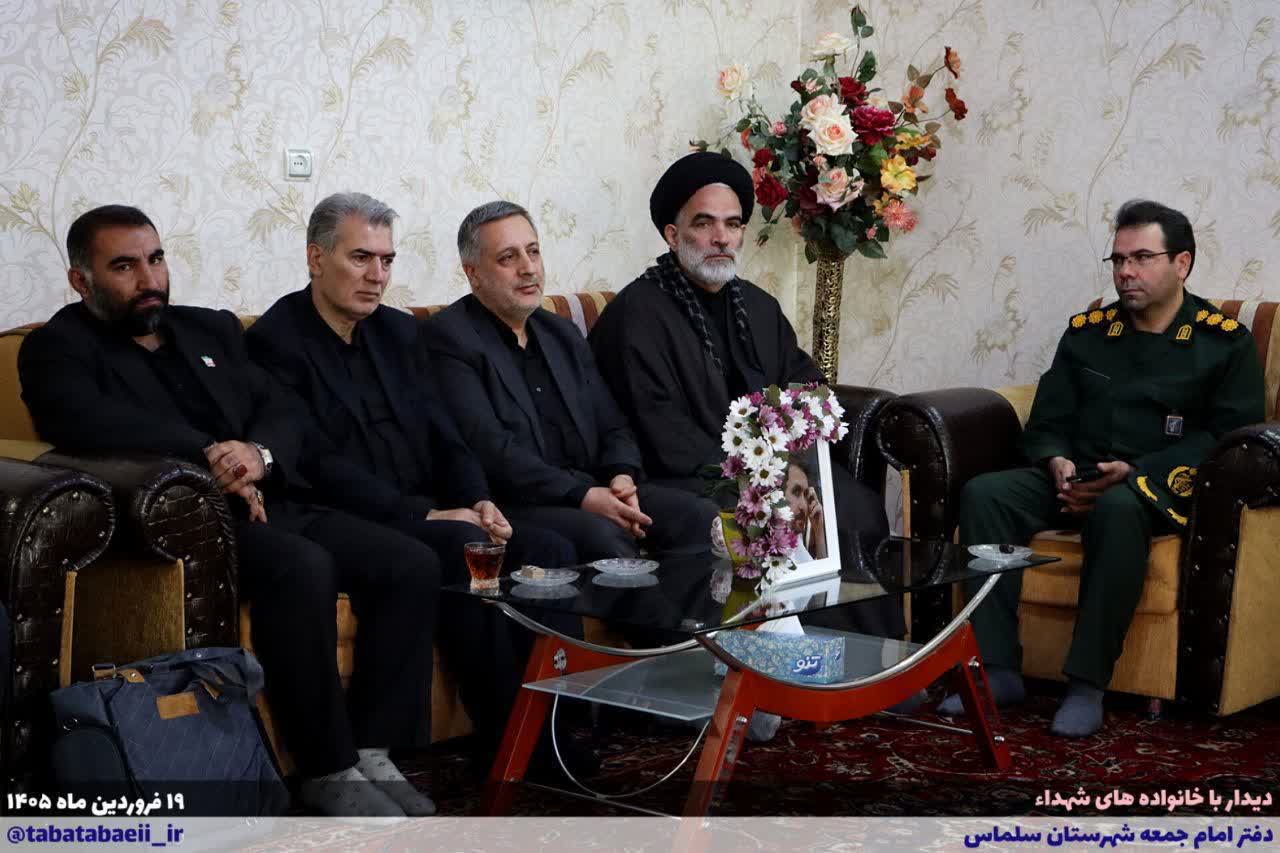 حضور امام جمعه سلماس ، مدیرکل ستاد اجرایی فرمان امام خمینی(ره) استان آذربایجان غربی ، فرماندار و جمعی از مسئولین در منزل سردار شهید رضا راعی .
