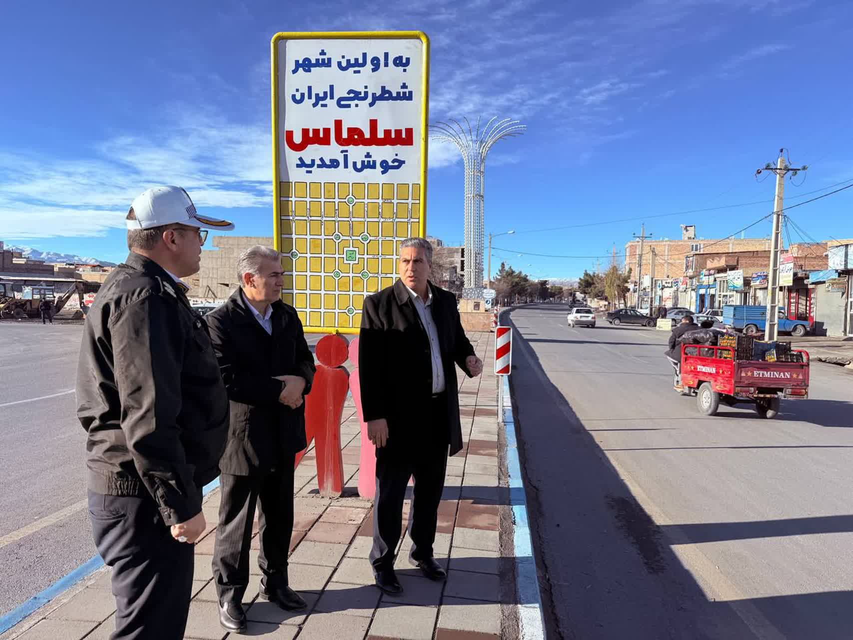 🔻بازدید فرماندار و رئیس شورای ترافیک شهرستان سلماس به همراه شهردار و رئیس پلیس راهور از نقطه حادثه خیز در میدان انتفاض