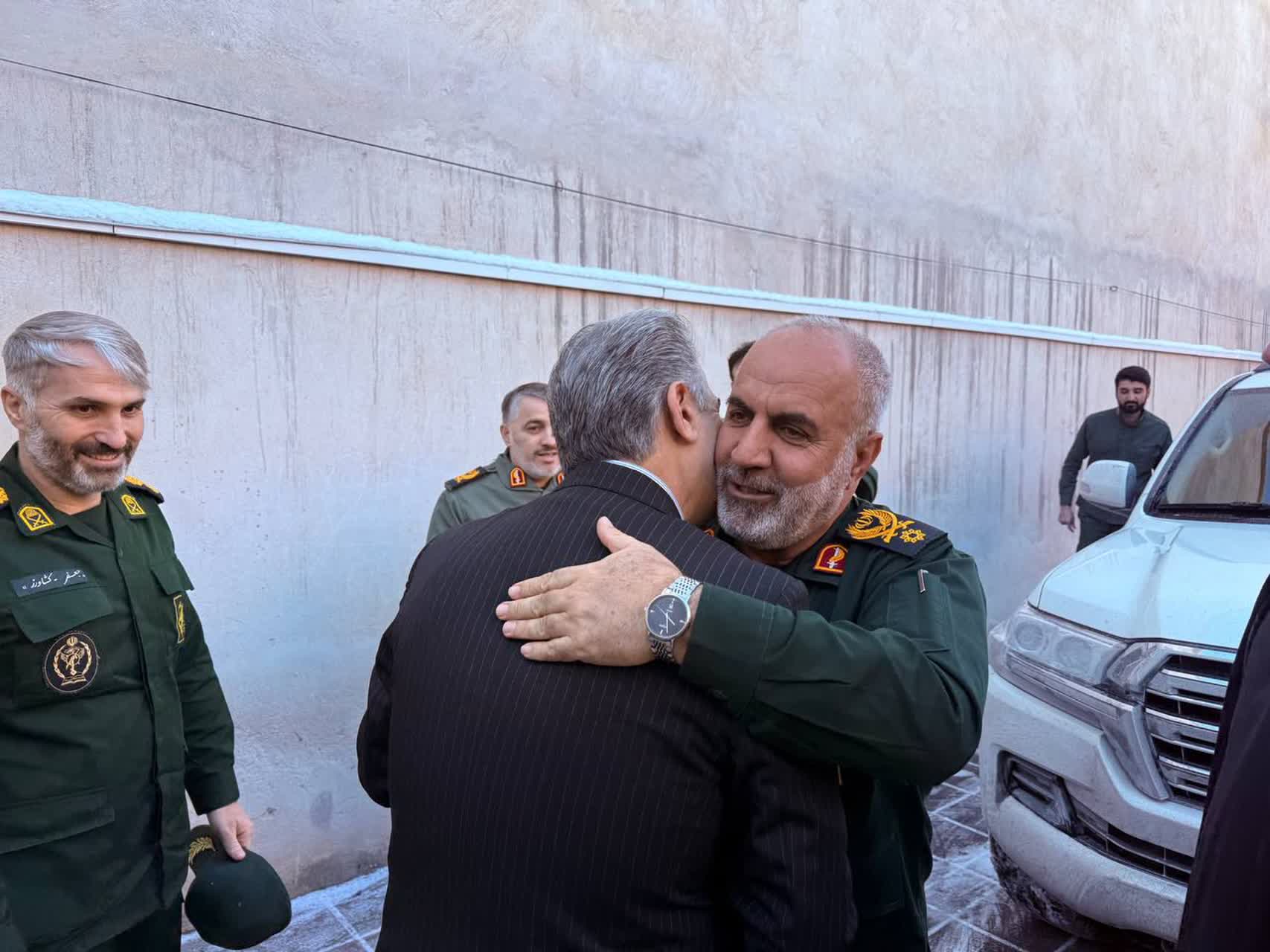 سردار سرتیپ گشتاسبی فرمانده قرارگاه حمزه سیدالشهدا(ع) با استقبال فرماندار، امام جمعه و اعضای شورای تأمین شهرستان وارد سلماس شد.