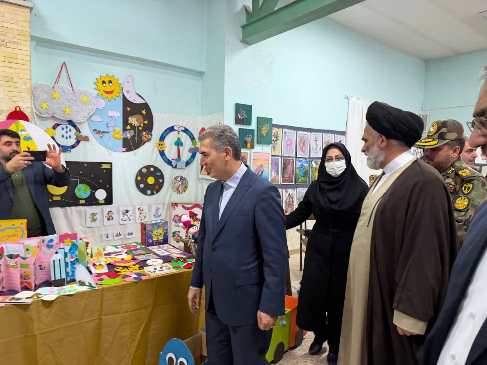 آیین افتتاح نمایشگاه تولیدات صنایع دستی دانش‌آموزان هنرستان حضرت آمنه(س) به مناسبت دهه فجر برگزار شد.