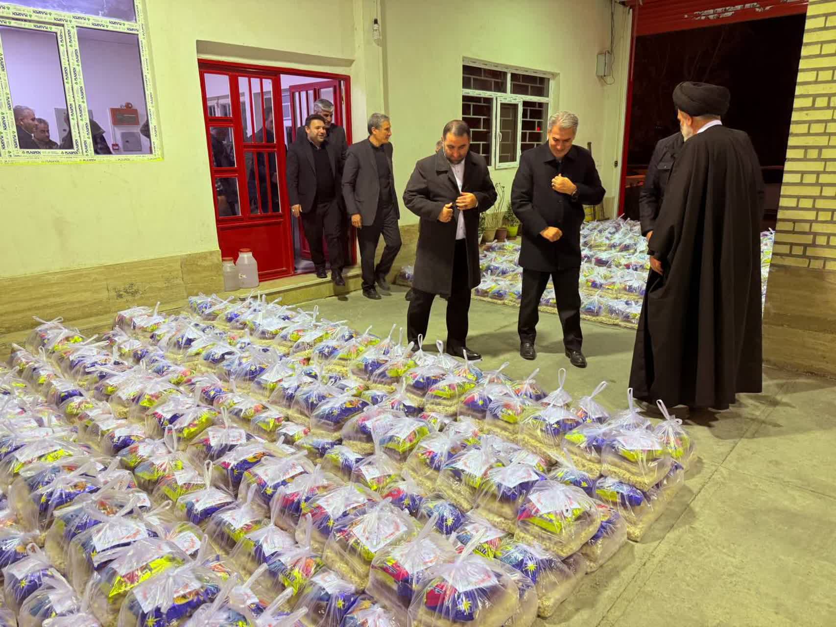 آیین توزیع اقلام شب یلدا به همت شهرک صنعتی سلماس با حضور امام جمعه، فرماندار و دادستان این شهرستان برگزار شد.