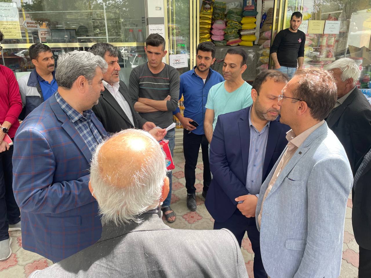 بازدید سرپرست فرمانداری شهرستان سلماس از فروشگاه های عرضه مواد غذایی سطح شهر سلماس