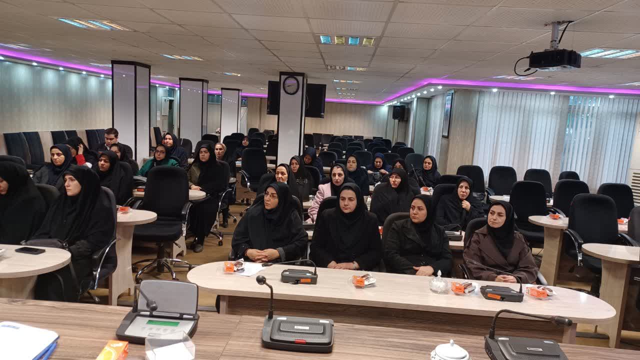 نشست فرماندار و امام جمعه سلماس با بانوان شاغل به مناسبت میلاد حضرت فاطمه زهرا(س)