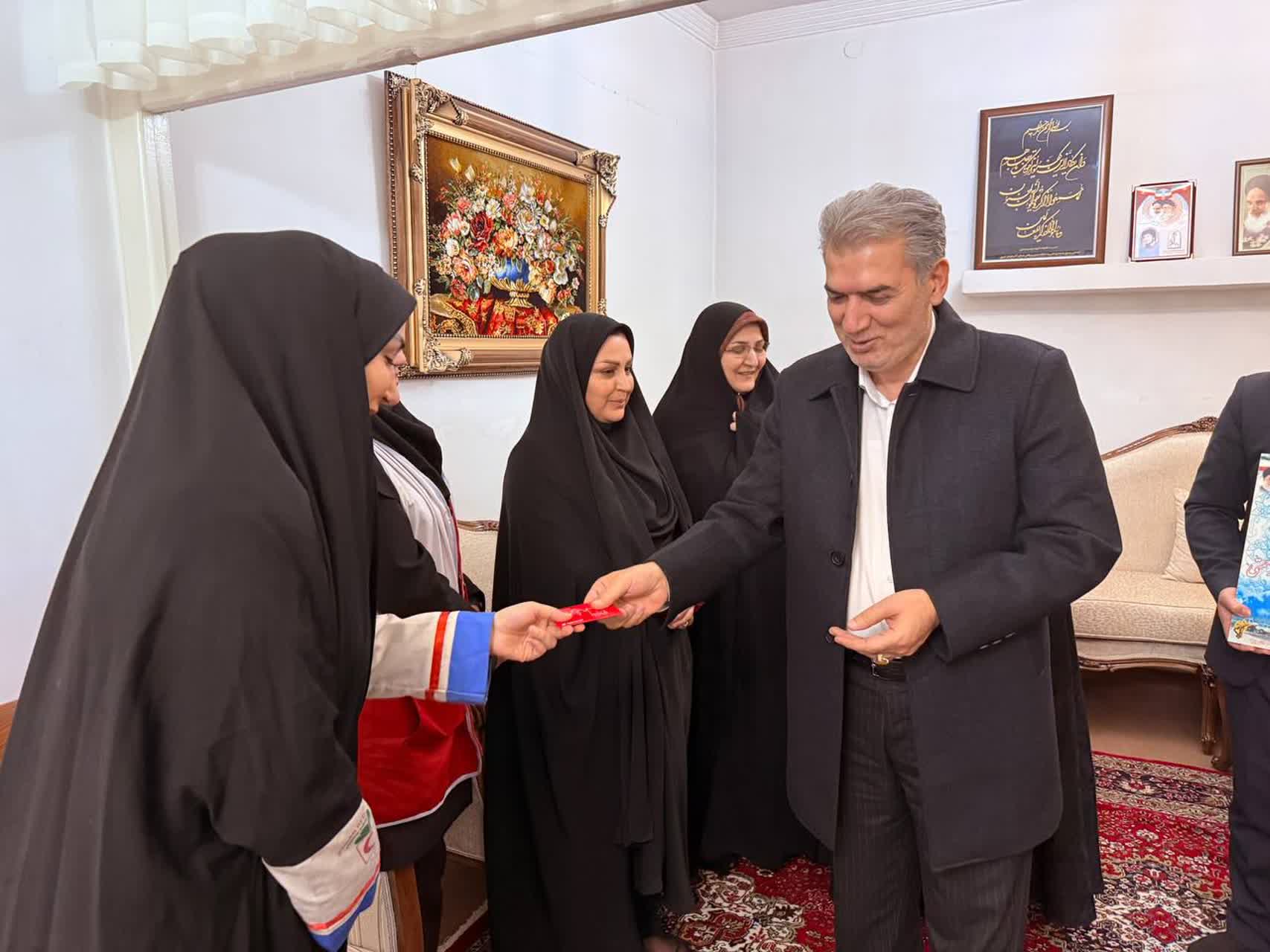 ✳️تجلیل فرماندار سلماس از بانوی امدادگر هلالاحمر