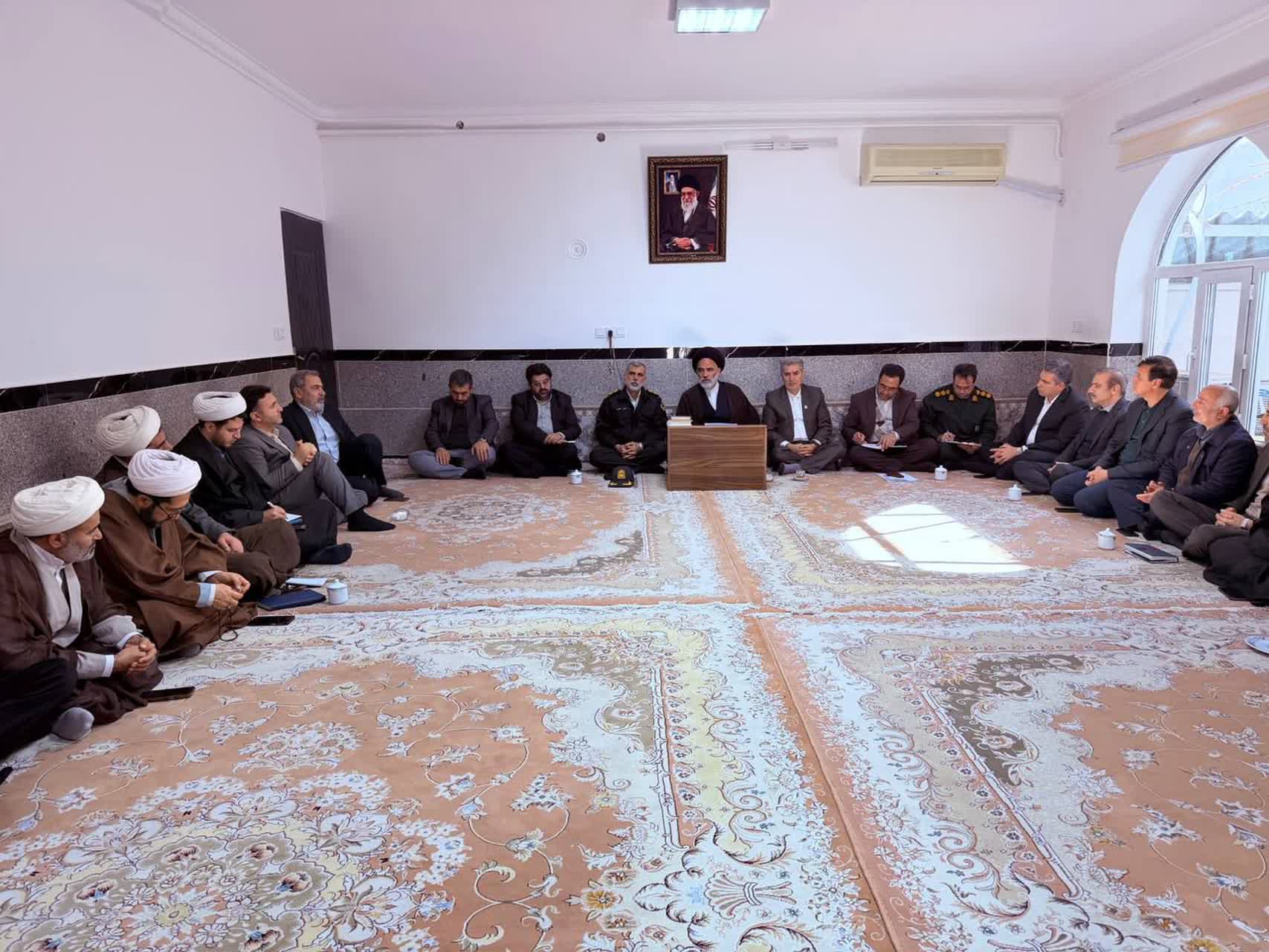 جلسه شورای فرهنگ عمومی شهرستان سلماس با حضور فرماندار، امام جمعه و اعضای این شورا در محل دفتر امام جمعه برگزار شد