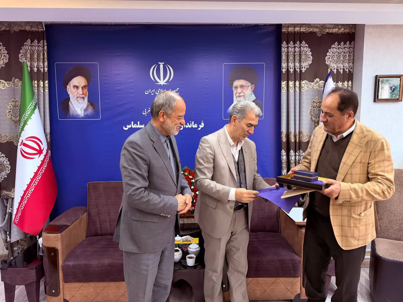 🔹سرمایه‌گذار حوزه دارو با فرماندار شهرستان سلماس و نماینده مردم سلماس در مجلس شورای اسلامی دیدار و گفت‌وگو کرد.