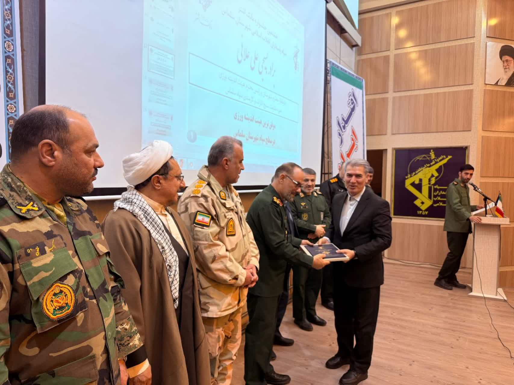 جشنواره مالک اشتر سپاه شهرستان سلماس با حضور فرمانده سپاه شهداء استان آذربایجان‌غربی و مسئولان شهرستانی در محل کانون جوانان سپاه سلماس برگزار شد.