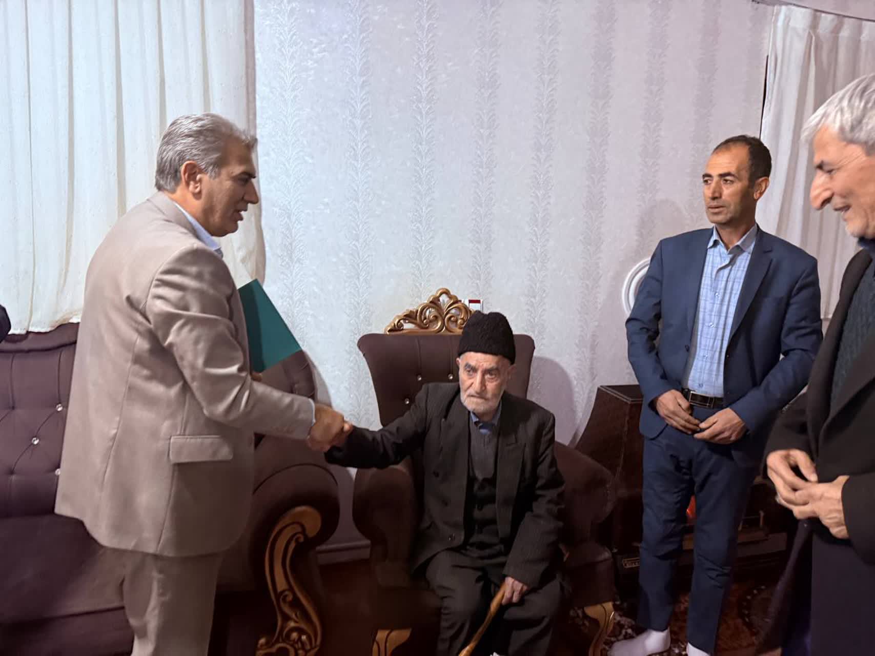 دیدار فرماندار و اعضای شورای تأمین شهرستان سلماس با جانباز سرافراز محمد کرمی قرهقشلاقی