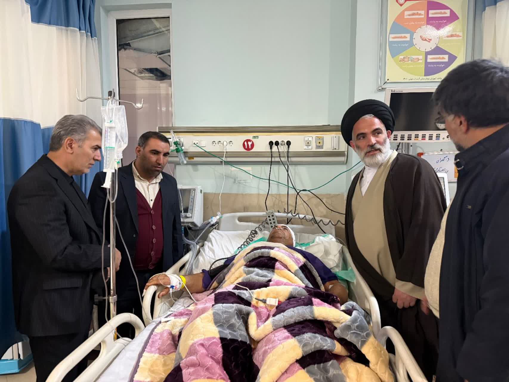 عیادت و دلجویی مسئولان ارشد شهرستان سلماس از فرماندار حادثه‌دیده چالدران در بیمارستان