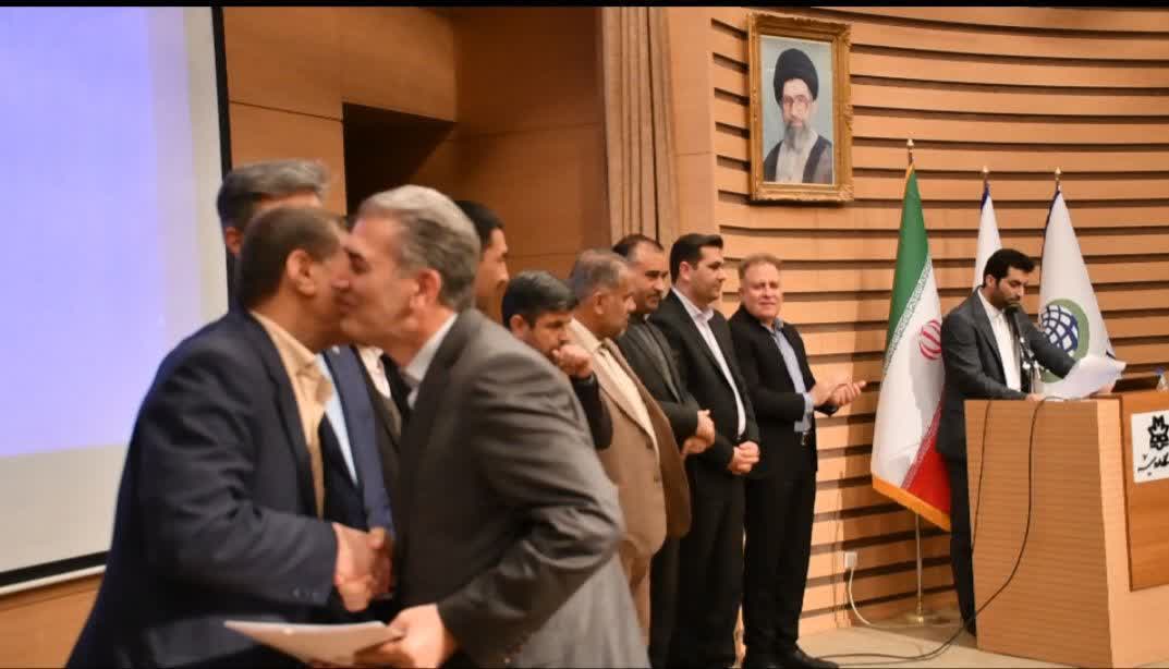 ✅️ تجلیل از فرماندار سلماس در جشنواره برگزیدگان پژوهش و فناوری استان آذربایجانغربی