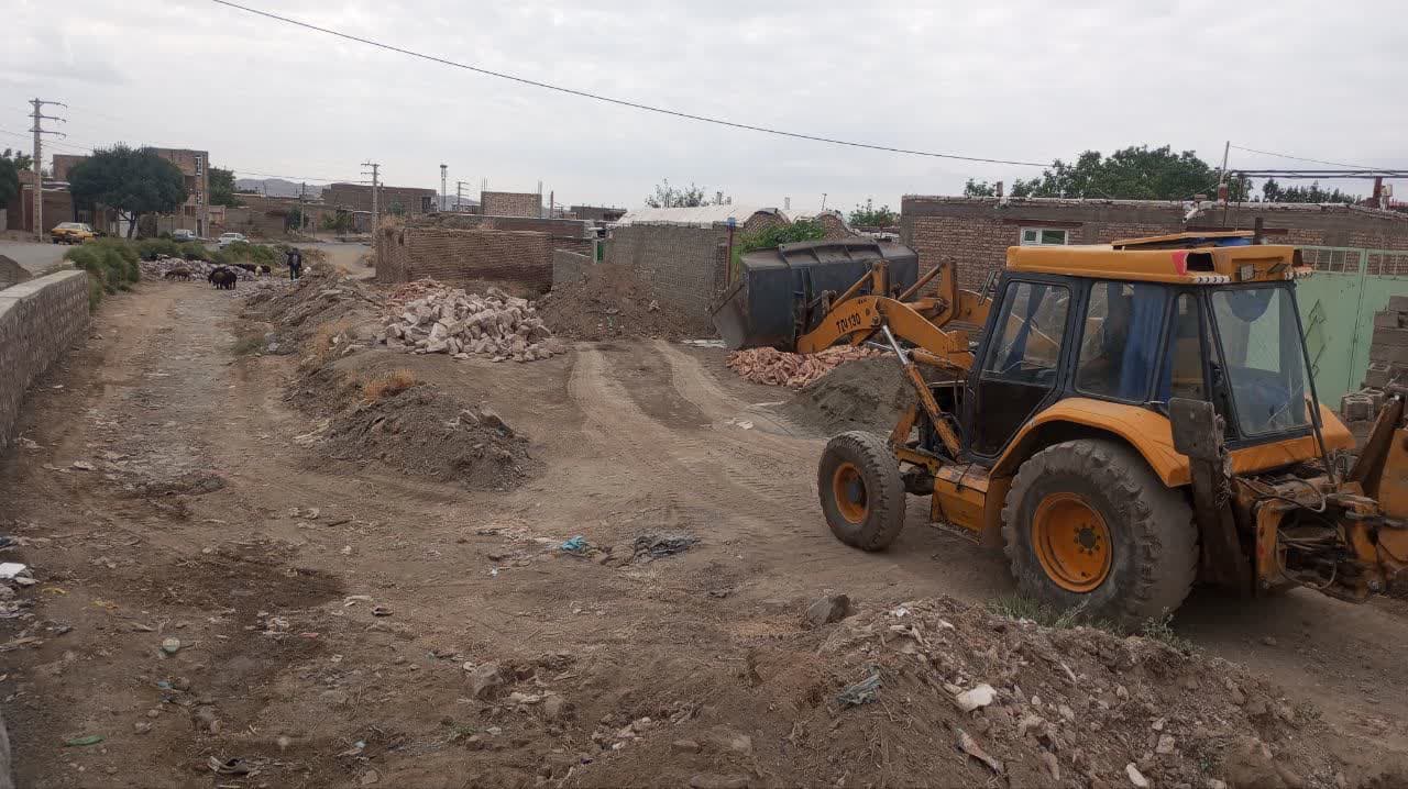 بازدید میدانی فرماندار و نماینده سلماس از طرحهای بنیاد مسکن و پروژههای آسفالت روستاهای مرکزی و کوهسار