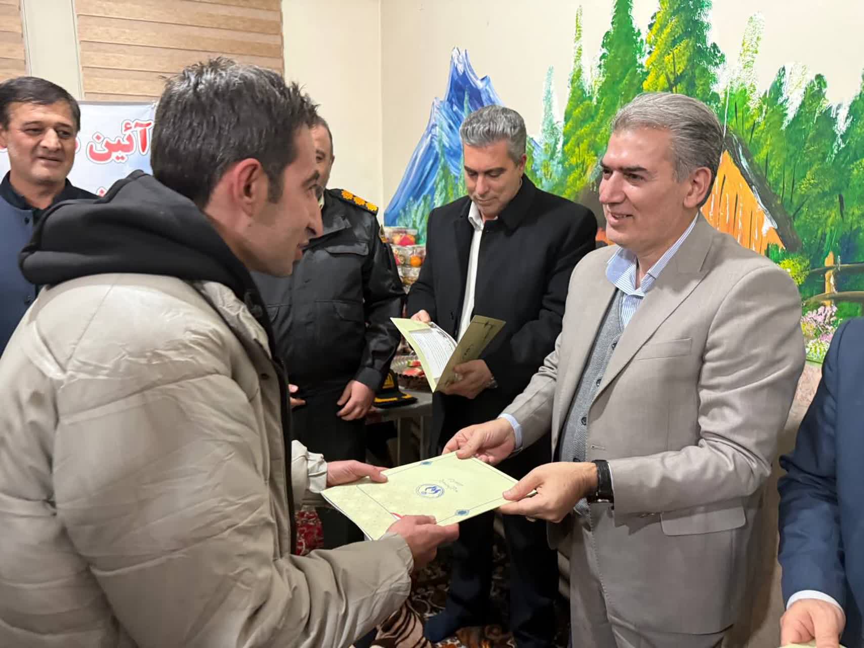 همنشینی یلدایی دانشآموزان ابوذر و آغاز توزیع 2000 بسته یلدایی در سلماس