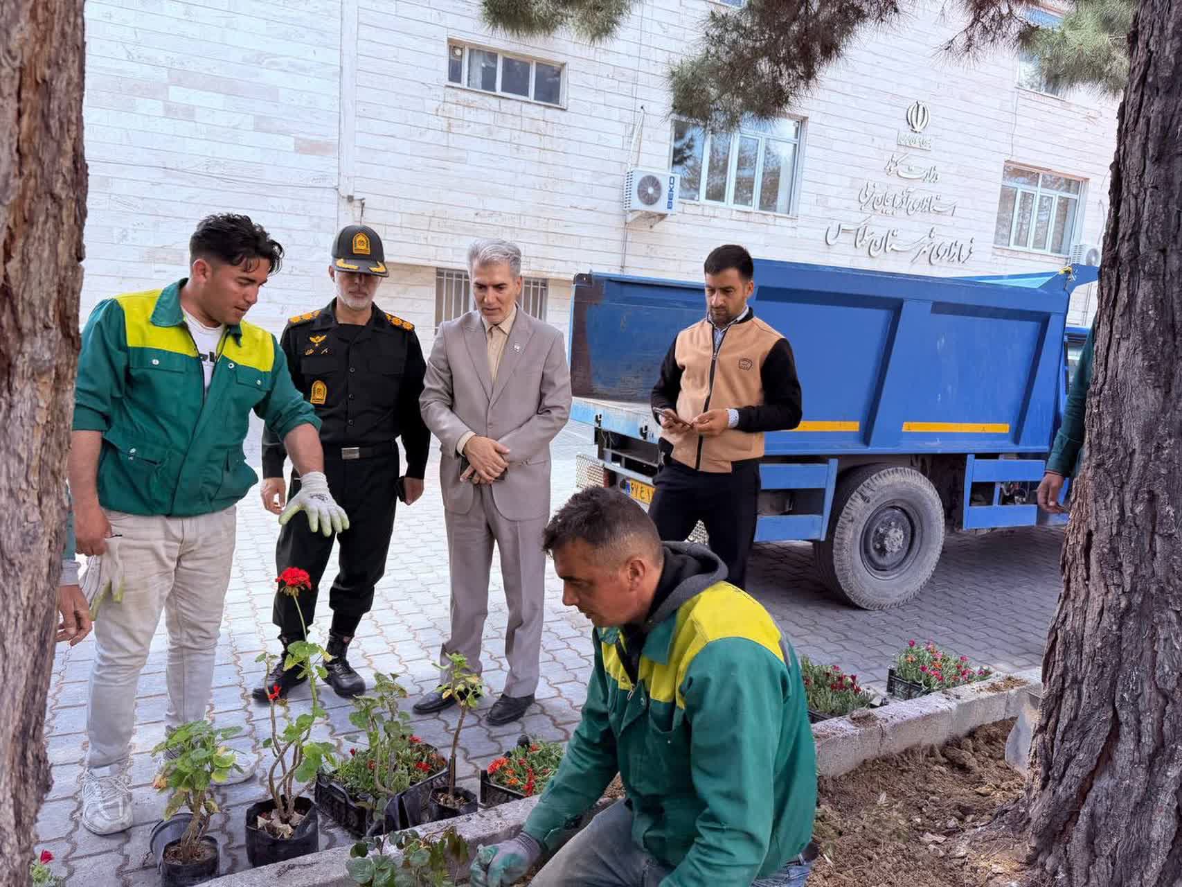 فرماندار شهرستان سلماس از روند گلکاری و ساماندهی فضای سبز محوطه فرمانداری بازدید کرد.