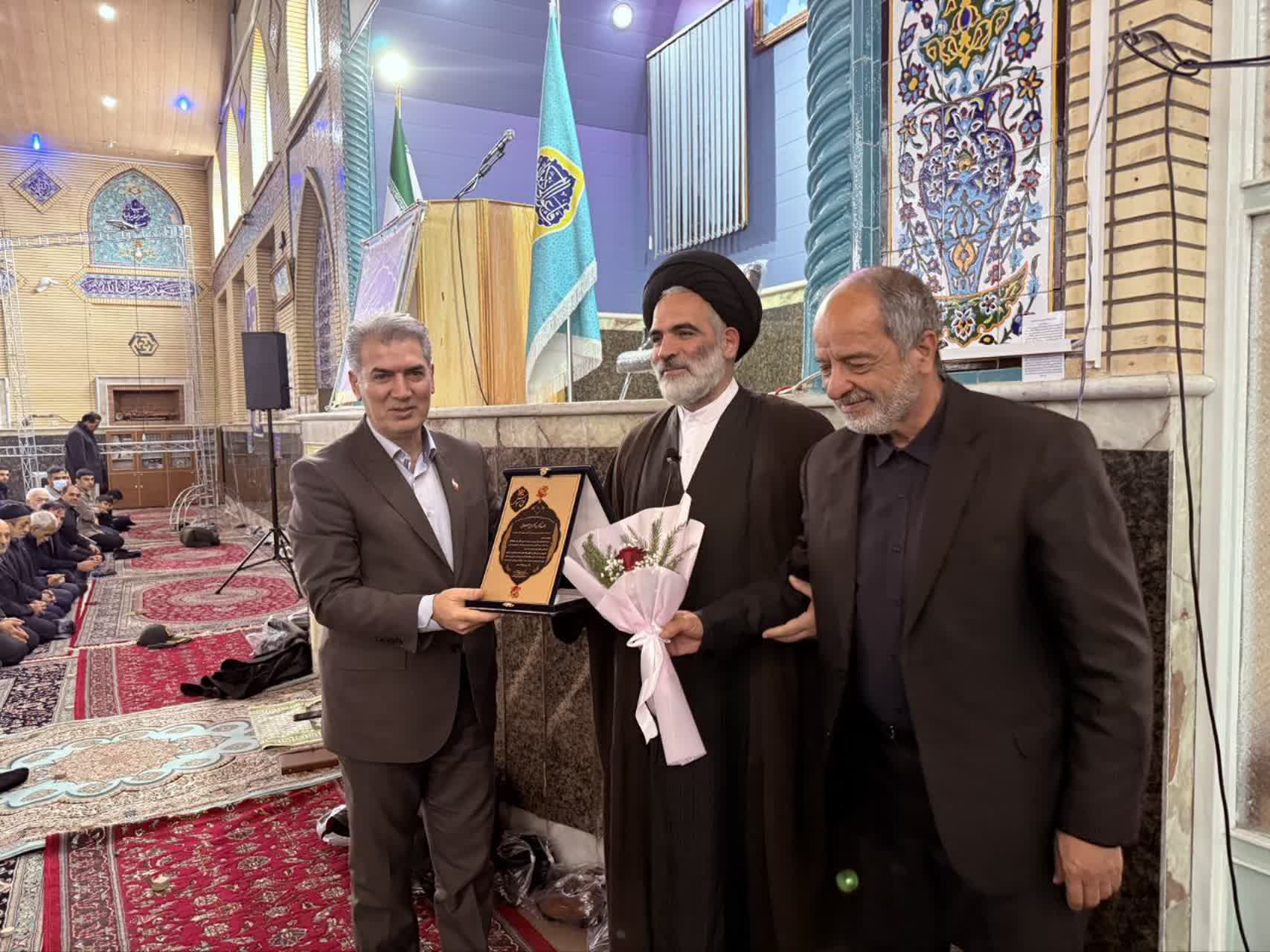 تجلیل از فرماندار و اعضای شورای تأمین شهرستان سلماس در آیین عبادی سیاسی نماز جمعه