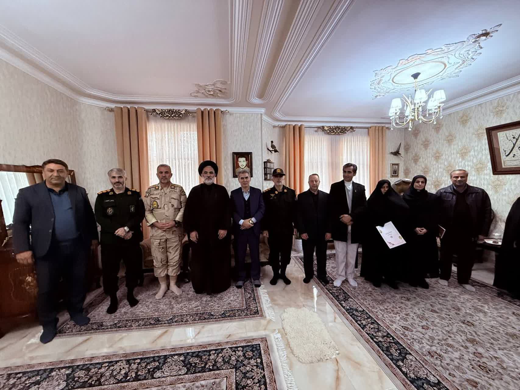 فرماندار سلماس به همراه حجت‌الاسلام والمسلمین طباطبایی امام جمعه این شهرستان و اعضای شورای تأمین، با حضور در منزل خانواده معظم شهید علی حاجی با آنان دیدار و گفت‌وگو کردند.