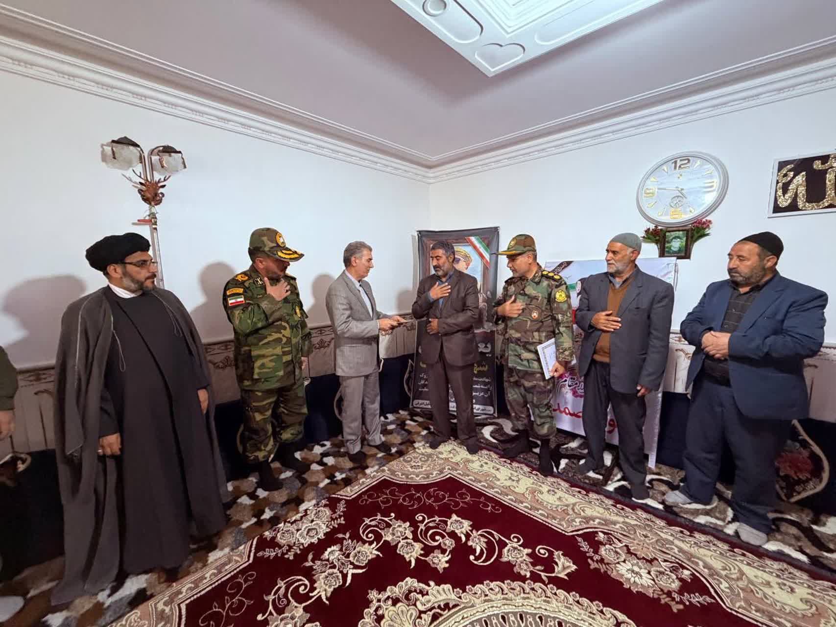 فرماندار شهرستان سلماس به همراه فرمانده تیپ 264 متحرک هجومی شهید علی عبدی ارتش جمهوری اسلامی ایران با خانواده شهید یعقوب صمدی دیدار کردند.