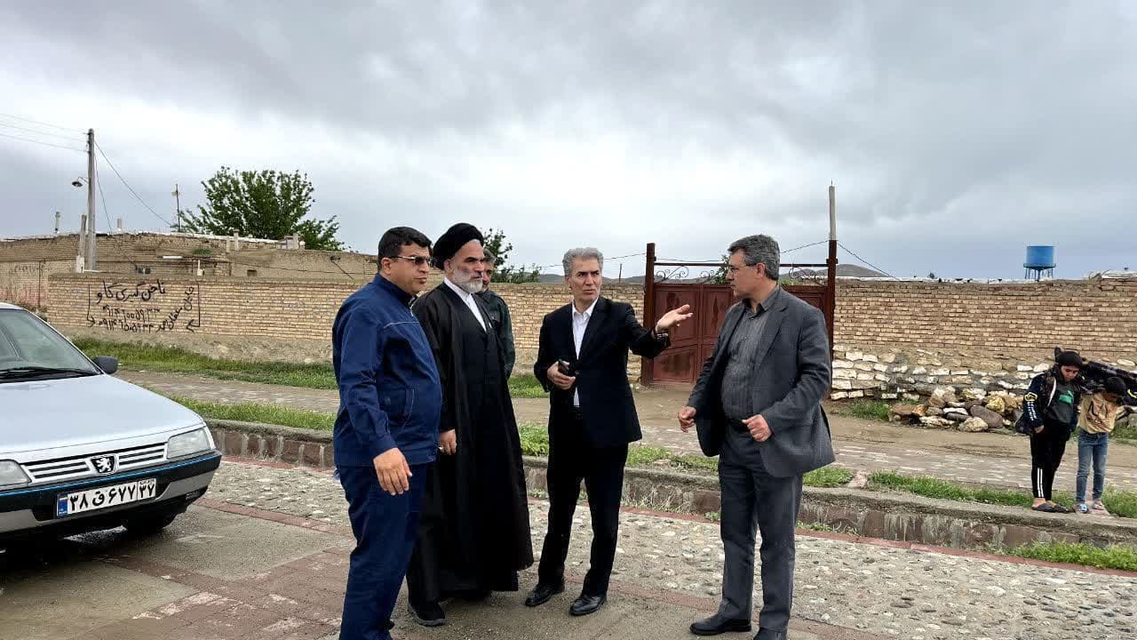 ⭕️ آغاز عملیات جابجایی تیرهای برق و آمادهسازی معابر اصلی روستای کنگرلو برای آسفالتریزی