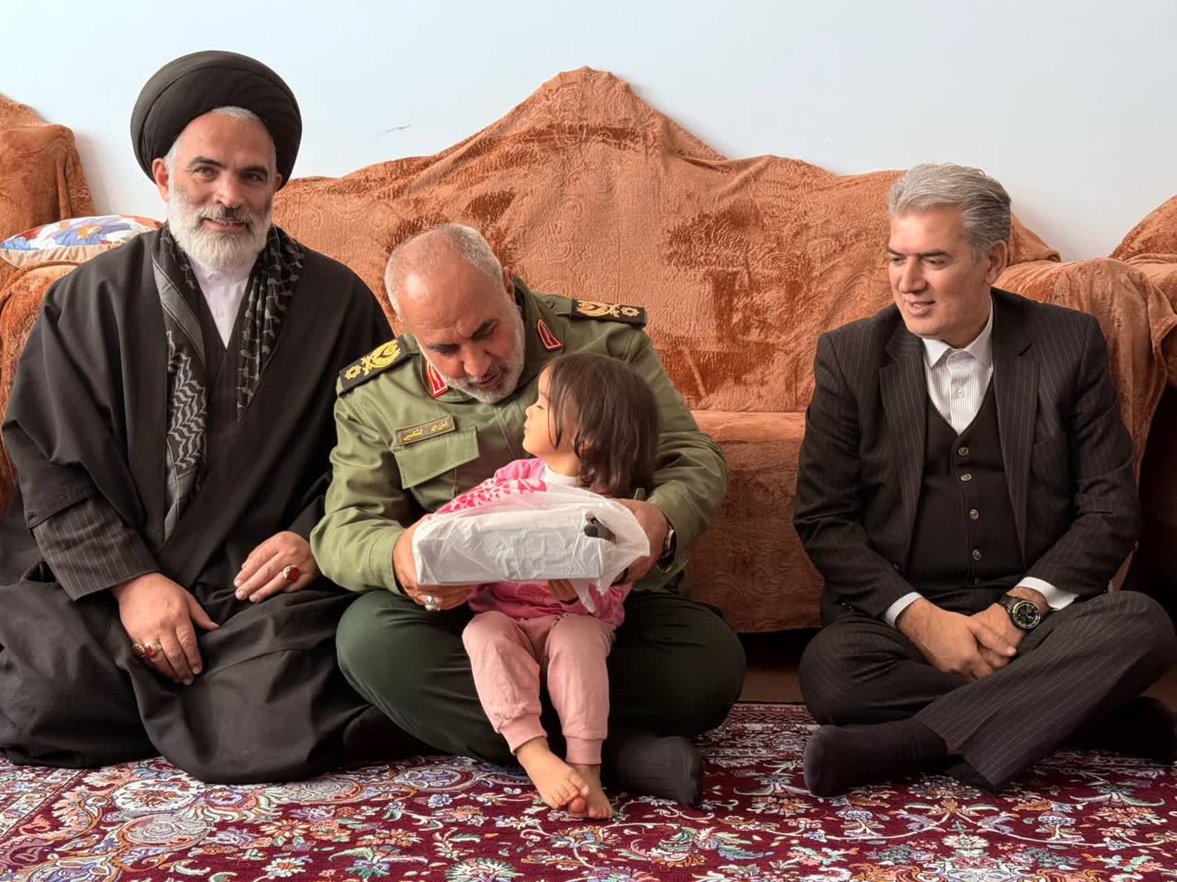 منازل سازمانی حوزه علمیه امام علی(ع) شهرستان سلماس با حضور فرمانده قرارگاه حمزه سیدالشهدا(ع)، فرماندار و امام جمعه این شهرستان افتتاح شد.