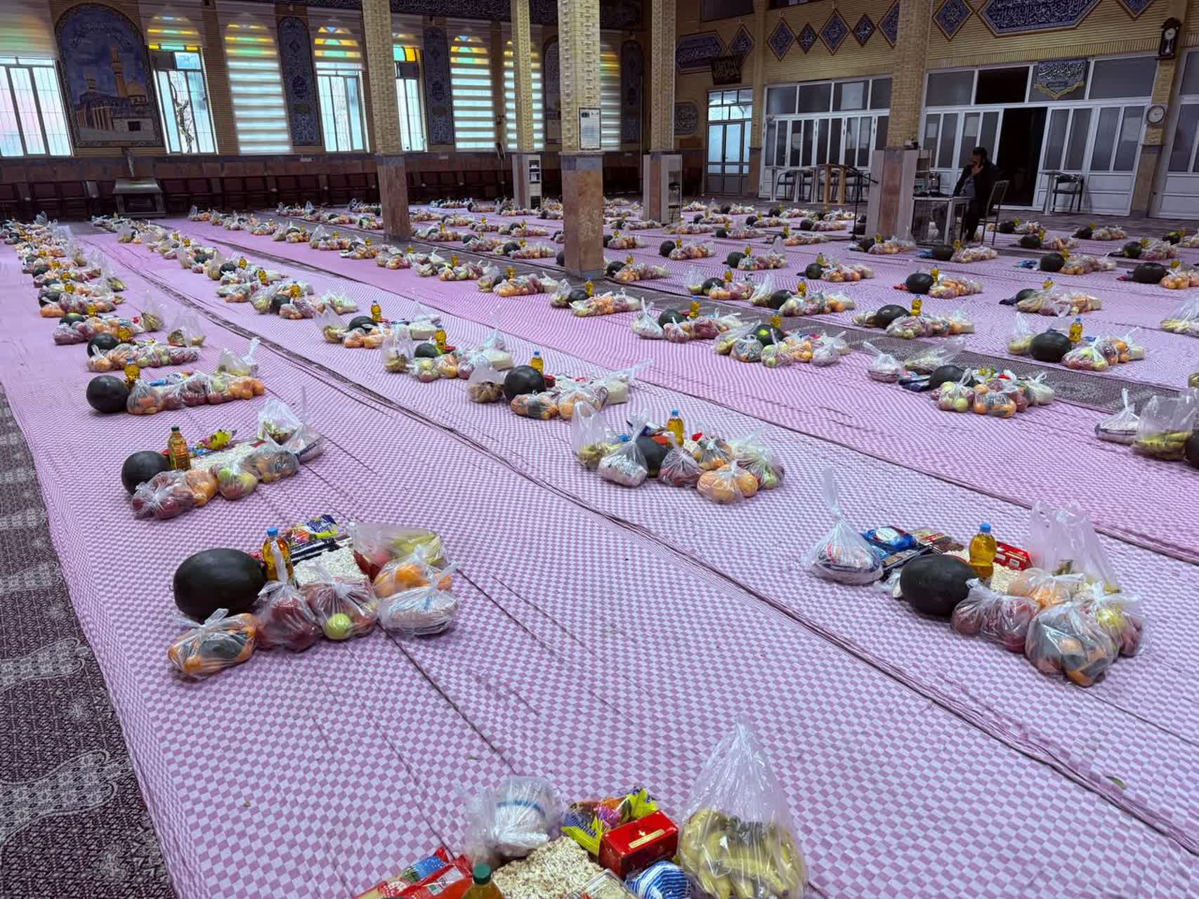 آیین توزیع اقلام شب یلدا بین خانواده های نیازمند توسط قرارگاه عملیات جهادی منطقه ای امام علی(ع)و مسجد فاطمه الزهرا(س)برگزار شد