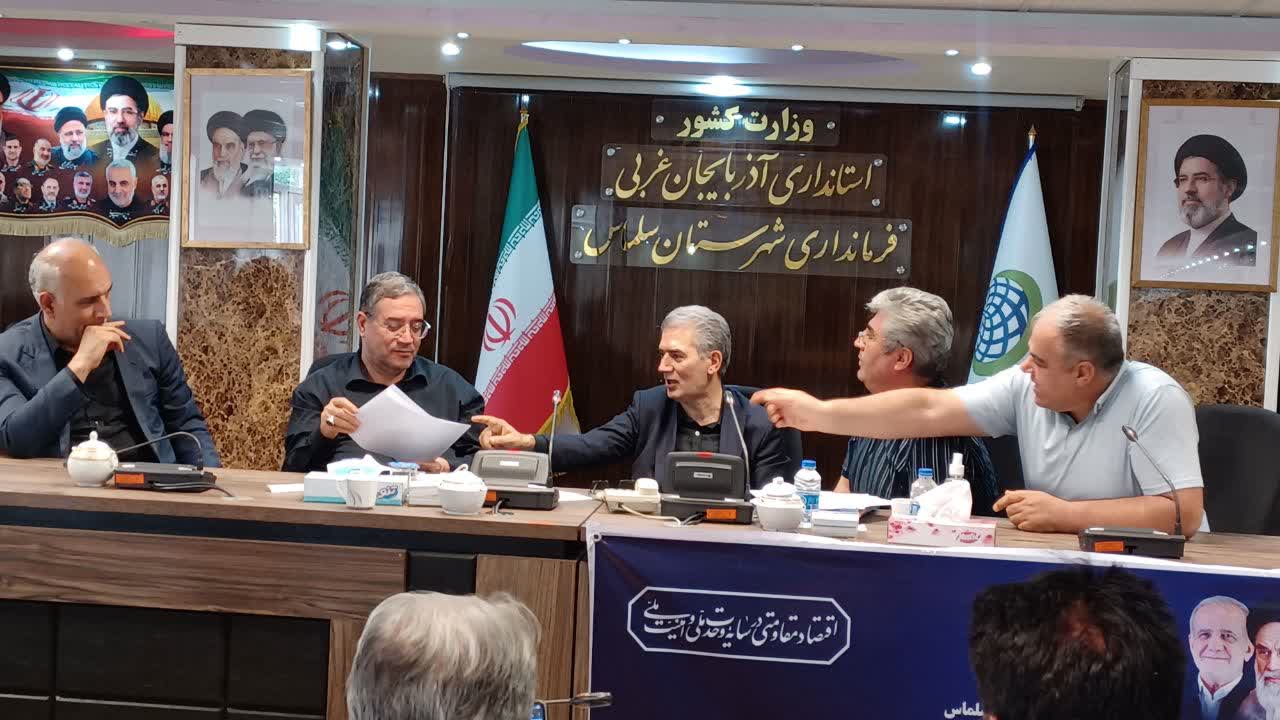 استاندار آذربایجانغربی در سلماس پای صحبتهای مردم نشست