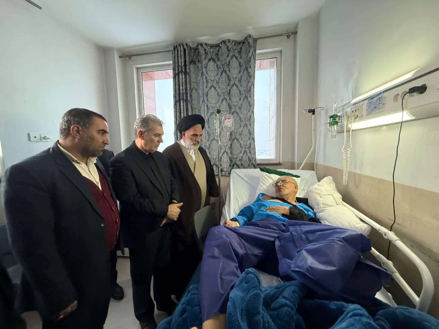 عیادت و دلجویی مسئولان ارشد شهرستان سلماس از فرماندار حادثه‌دیده چالدران در بیمارستان