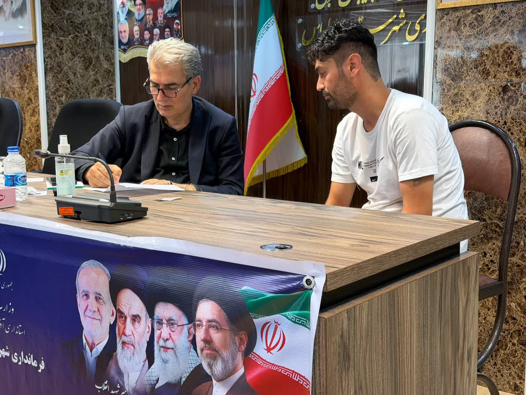 میز ارتباطات مردمی فرمانداری شهرستان سلماس با حضور استاندار آذربایجان غربی 🔹بهمنظور رسیدگی مستقیم به مطالبات مردمی میز ارتباطات مردمی رضا رحمانی استاندار آذربایجان غربی و علی علائی فرماندار شهرستا