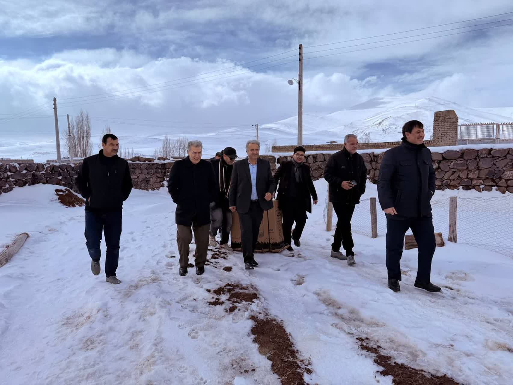 🇮🇷چهل و هفتمین فجر پیروزی🇮🇷  توزیع لوازم ضروری زندگی در مناطق مرزی شهرستان سلماس با حضور فرماندار همزمان با دهه مبارک فجر