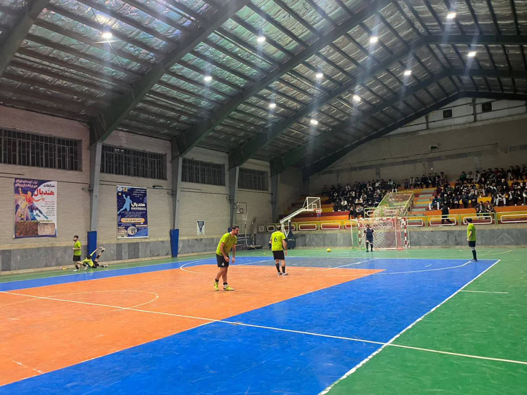 🔹دیدار پایانی مسابقات فوتسال جام کارکنان ادارات (فجر) شهرستان سلماس با حضور فرماندار این شهرستان و بخشدار مرکزی برگزار شد و تیم بخشداری مرکزی با نتیجه 3 بر 1 دادگستری سلماس را شکست داد و عنوان قهرمان