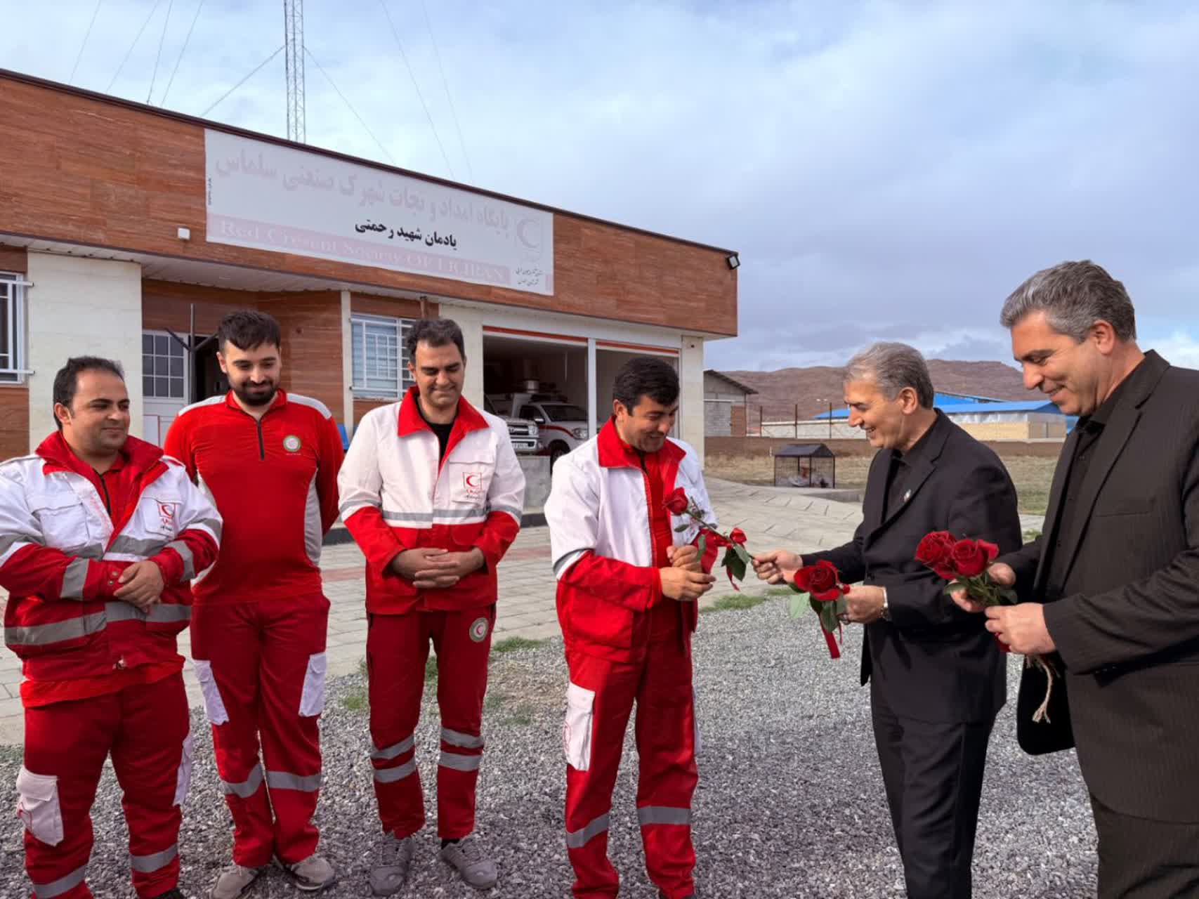 فرماندار و شهردار سلماس از نیروهای مسلح و امدادی تجلیل کردند