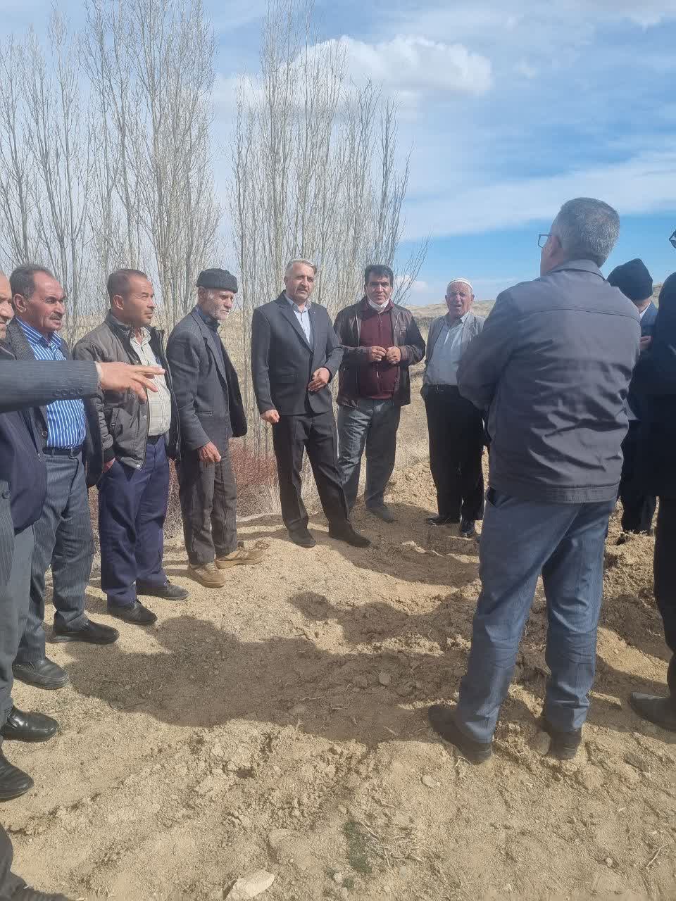 بررسی میدانی روند اجرای پروژه لوله‌گذاری آب کشاورزی روستای چهریق علیا