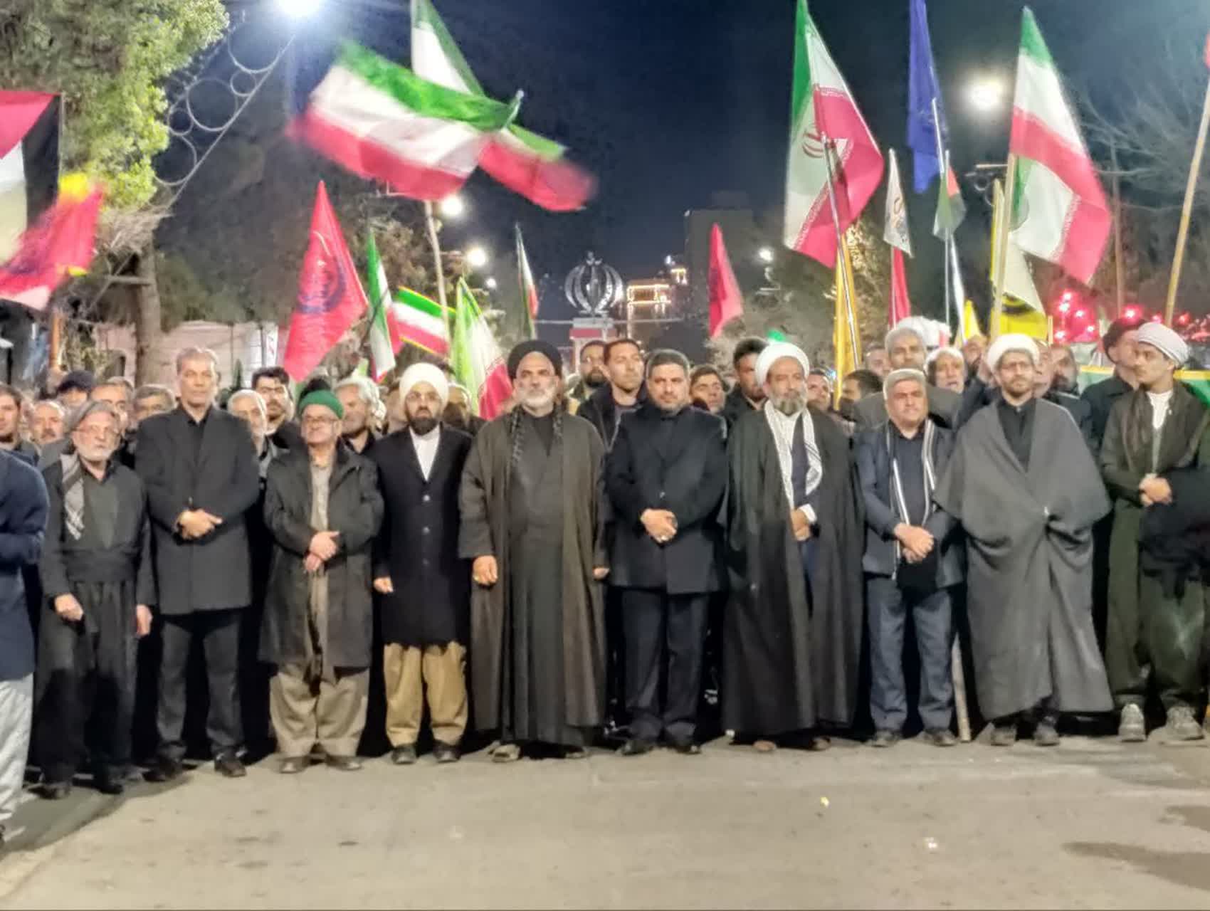 🔴 خروش شبانه مردم و مسئولین سلماس اعم از شیعه و سنی همزمان با تهدیدات ترامپ حرامزاده  این مردم میدان را ترک نخواهند کرد  1405/1/18 #دولت_وفاق_ملی