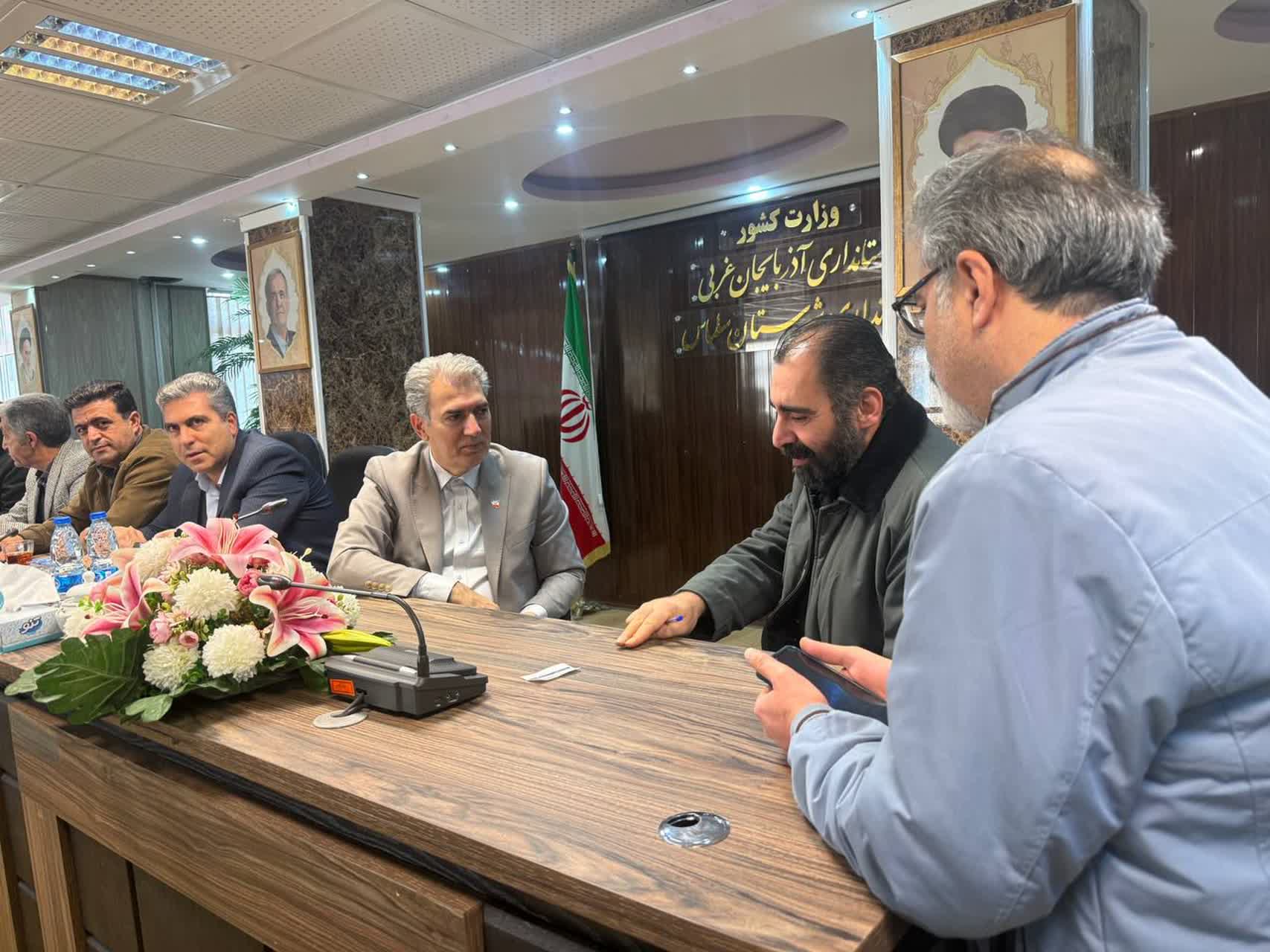 دیدار چهره‌به‌چهره و پنج‌ساعته فرماندار سلماس با بیش از 200 نفر از شهروندان