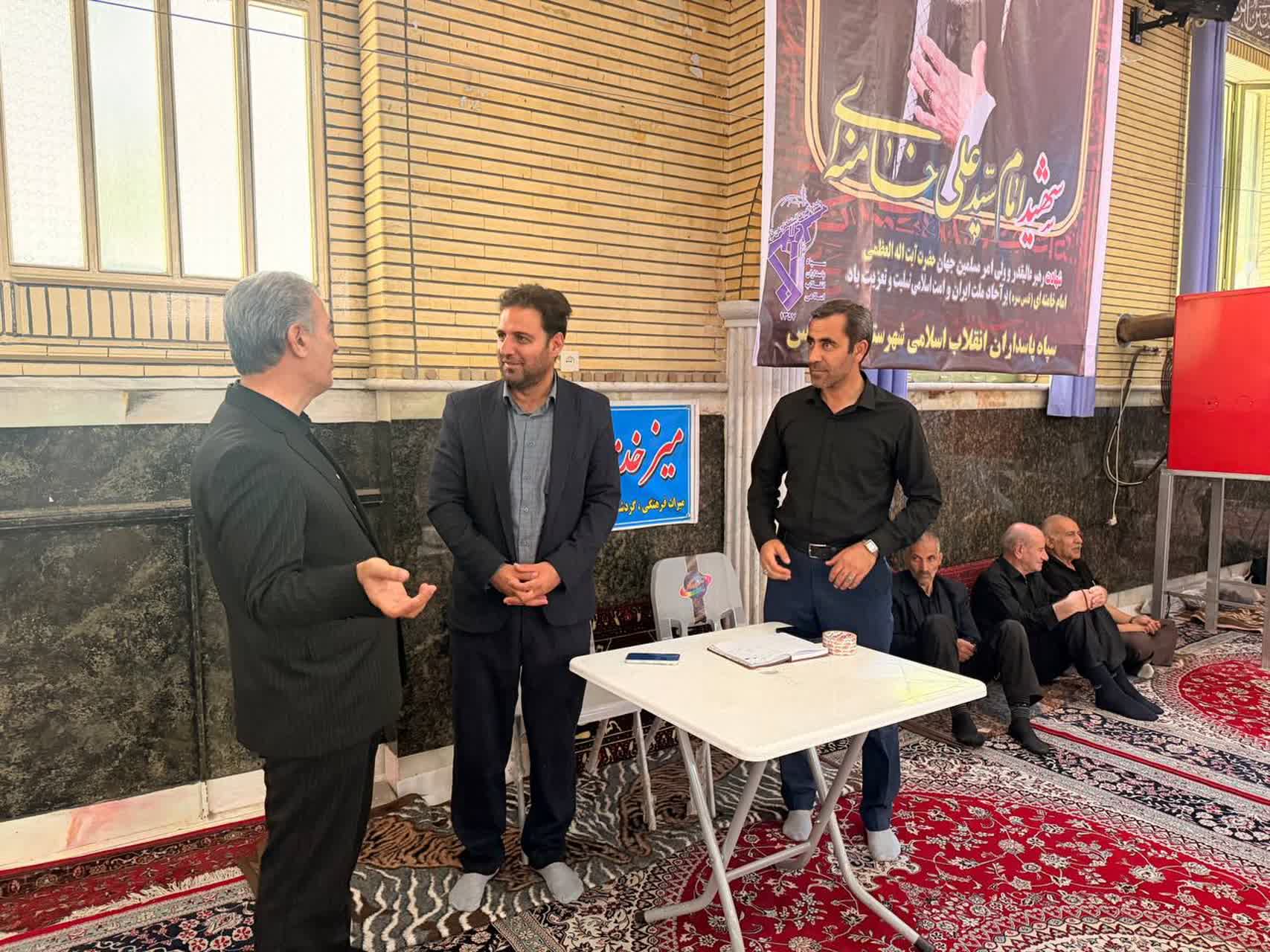 🔹 علی علائی فرماندار شهرستان با حضور در مصلای امام خمینی (ره) و همزمان با برگزاری آیین عبادی ـ سیاسی نماز جمعه، از میزهای ارتباطات مردمی دستگاههای اجرایی بازدید کرد.