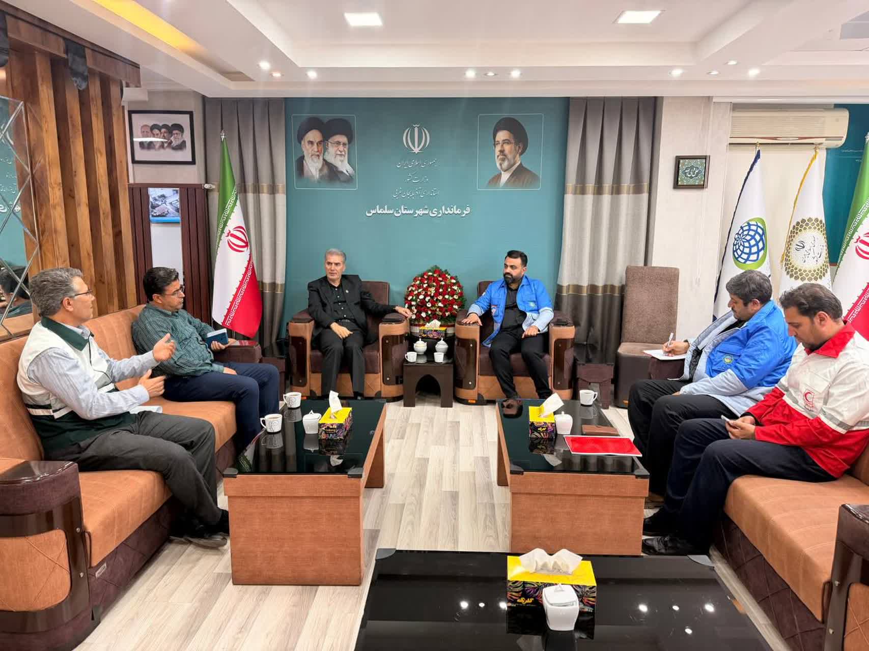 مدیرکل مدیریت بحران استانداری آذربایجانغربی با فرماندار سلماس دیدار کرد 🔹مدیرکل مدیریت بحران استانداری آذربایجانغربی با حضور در فرمانداری سلماس، آخرین وضعیت مناطق آسیبدیده از بارندگیها و سیلاب ا