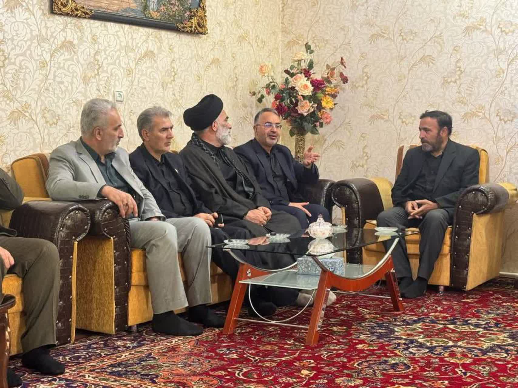 ادای احترام به مقام شامخ شهدا در سلماس؛ فرماندار و معاون استاندار با خانواده‌های معظم ایثارگران دیدار کردند ‌